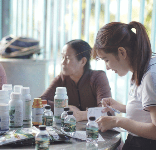 Loại bỏ sâu bệnh là cần thiết, nhưng dùng thuốc hóa học lại gây hại cho sức khỏe và làm nông sản khó bán. Việt Nhật Cần Thơ mang đến giải pháp tối ưu: Thuốc trừ sâu và trừ bệnh sinh học (Bio-Pesticides). Các chế phẩm sinh học của chúng tôi có nguồn gốc từ thực vật tự nhiên và vi khuẩn đối kháng có khả năng: Diệt trừ hiệu quả các loại sâu rầy, nhện đỏ, và nấm bệnh phổ biến. Hoàn toàn không để lại dư lượng độc hại trên nông sản. An toàn cho người phun và bảo vệ thiên địch (côn trùng có lợi trong vườn). Đây chính là con đường đơn giản và bền vững để bà con làm ra nông sản sạch, tự tin chinh phục mọi thị trường