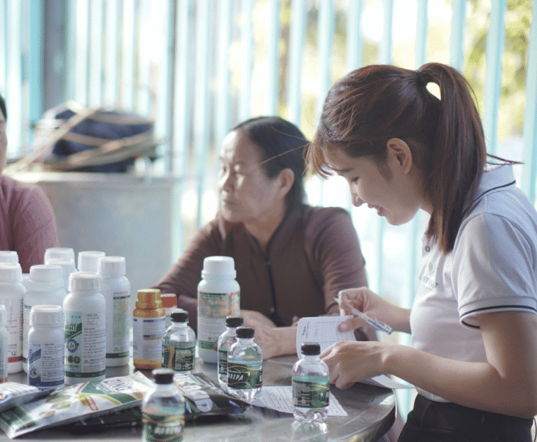 Loại bỏ sâu bệnh là cần thiết, nhưng dùng thuốc hóa học lại gây hại cho sức khỏe và làm nông sản khó bán. Việt Nhật Cần Thơ mang đến giải pháp tối ưu: Thuốc trừ sâu và trừ bệnh sinh học (Bio-Pesticides). Các chế phẩm sinh học của chúng tôi có nguồn gốc từ thực vật tự nhiên và vi khuẩn đối kháng có khả năng: Diệt trừ hiệu quả các loại sâu rầy, nhện đỏ, và nấm bệnh phổ biến. Hoàn toàn không để lại dư lượng độc hại trên nông sản. An toàn cho người phun và bảo vệ thiên địch (côn trùng có lợi trong vườn). Đây chính là con đường đơn giản và bền vững để bà con làm ra nông sản sạch, tự tin chinh phục mọi thị trường