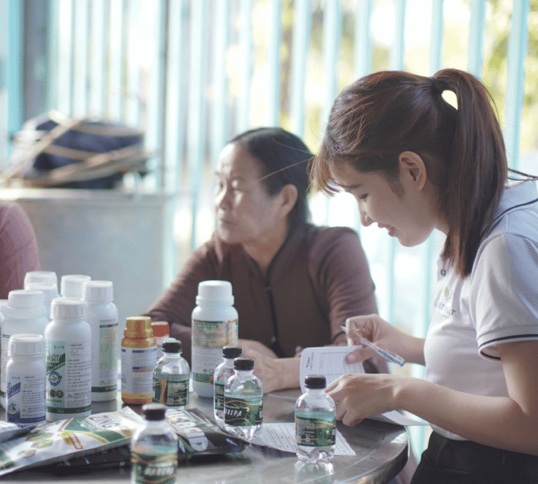 Loại bỏ sâu bệnh là cần thiết, nhưng dùng thuốc hóa học lại gây hại cho sức khỏe và làm nông sản khó bán. Việt Nhật Cần Thơ mang đến giải pháp tối ưu: Thuốc trừ sâu và trừ bệnh sinh học (Bio-Pesticides). Các chế phẩm sinh học của chúng tôi có nguồn gốc từ thực vật tự nhiên và vi khuẩn đối kháng có khả năng: Diệt trừ hiệu quả các loại sâu rầy, nhện đỏ, và nấm bệnh phổ biến. Hoàn toàn không để lại dư lượng độc hại trên nông sản. An toàn cho người phun và bảo vệ thiên địch (côn trùng có lợi trong vườn). Đây chính là con đường đơn giản và bền vững để bà con làm ra nông sản sạch, tự tin chinh phục mọi thị trường