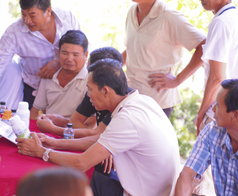 Sáng ngày 05/10 vừa qua, Việt Nhật Cần Thơ đã tổ chức buổi Hội thảo Đầu Bờ tại Hậu Giang/Cần Thơ, thu hút hàng trăm bà con nông dân tham gia. Trọng tâm của buổi tập huấn là chuyển giao công nghệ Nano và Amino để tối ưu hóa dinh dưỡng cho cây trồng. Chuyên gia đã hướng dẫn bà con cách sử dụng bộ sản phẩm dinh dưỡng cao cấp của Việt Nhật để: Kích thích ra rễ và bung chồi mạnh mẽ. Tăng đậu quả và chống rụng trái non. Giúp nông sản lớn trái, nặng ký, và tăng độ ngọt, đạt các tiêu chuẩn cao nhất về chất lượng. Chúng tôi cam kết không chỉ bán sản phẩm, mà còn mang đến kiến thức và sự an tâm để bà con làm nông nghiệp hiệu quả, bền vững