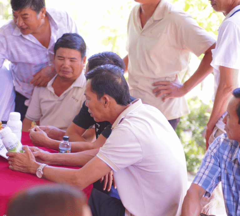 Sáng ngày 05/10 vừa qua, Việt Nhật Cần Thơ đã tổ chức buổi Hội thảo Đầu Bờ tại Hậu Giang/Cần Thơ, thu hút hàng trăm bà con nông dân tham gia. Trọng tâm của buổi tập huấn là chuyển giao công nghệ Nano và Amino để tối ưu hóa dinh dưỡng cho cây trồng. Chuyên gia đã hướng dẫn bà con cách sử dụng bộ sản phẩm dinh dưỡng cao cấp của Việt Nhật để: Kích thích ra rễ và bung chồi mạnh mẽ. Tăng đậu quả và chống rụng trái non. Giúp nông sản lớn trái, nặng ký, và tăng độ ngọt, đạt các tiêu chuẩn cao nhất về chất lượng. Chúng tôi cam kết không chỉ bán sản phẩm, mà còn mang đến kiến thức và sự an tâm để bà con làm nông nghiệp hiệu quả, bền vững