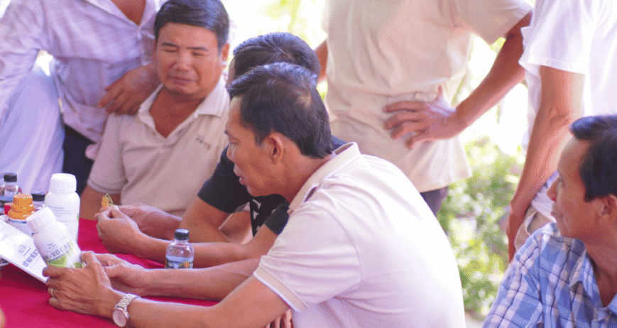 Sáng ngày 05/10 vừa qua, Việt Nhật Cần Thơ đã tổ chức buổi Hội thảo Đầu Bờ tại Hậu Giang/Cần Thơ, thu hút hàng trăm bà con nông dân tham gia. Trọng tâm của buổi tập huấn là chuyển giao công nghệ Nano và Amino để tối ưu hóa dinh dưỡng cho cây trồng. Chuyên gia đã hướng dẫn bà con cách sử dụng bộ sản phẩm dinh dưỡng cao cấp của Việt Nhật để: Kích thích ra rễ và bung chồi mạnh mẽ. Tăng đậu quả và chống rụng trái non. Giúp nông sản lớn trái, nặng ký, và tăng độ ngọt, đạt các tiêu chuẩn cao nhất về chất lượng. Chúng tôi cam kết không chỉ bán sản phẩm, mà còn mang đến kiến thức và sự an tâm để bà con làm nông nghiệp hiệu quả, bền vững